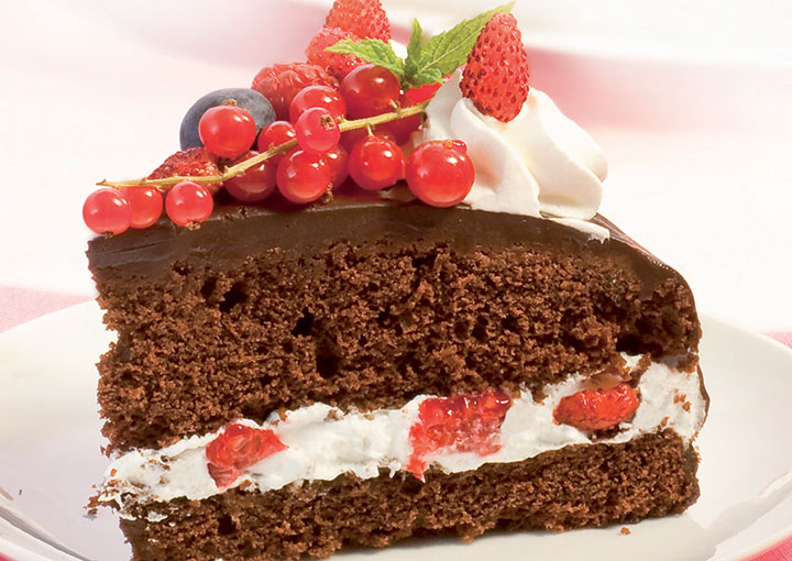 Torta al cioccolato farcita con panna montata