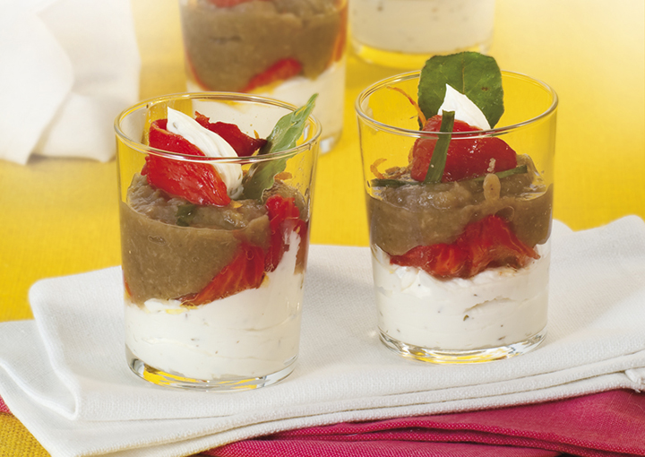 Bicchieri di mascarpone con melanzane e pomodori