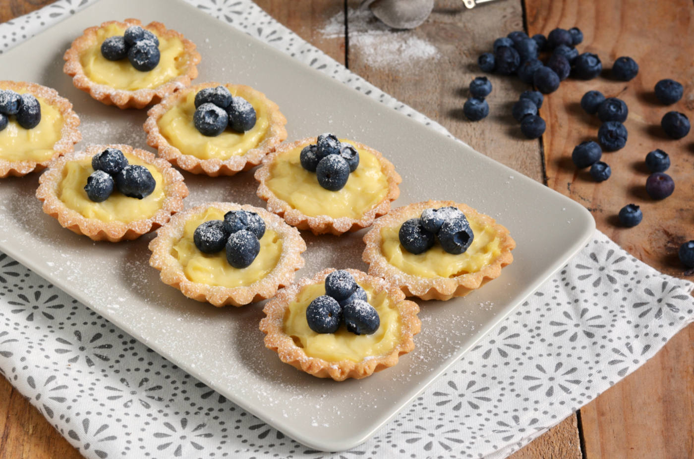 Tartellette con crema e mirtilli