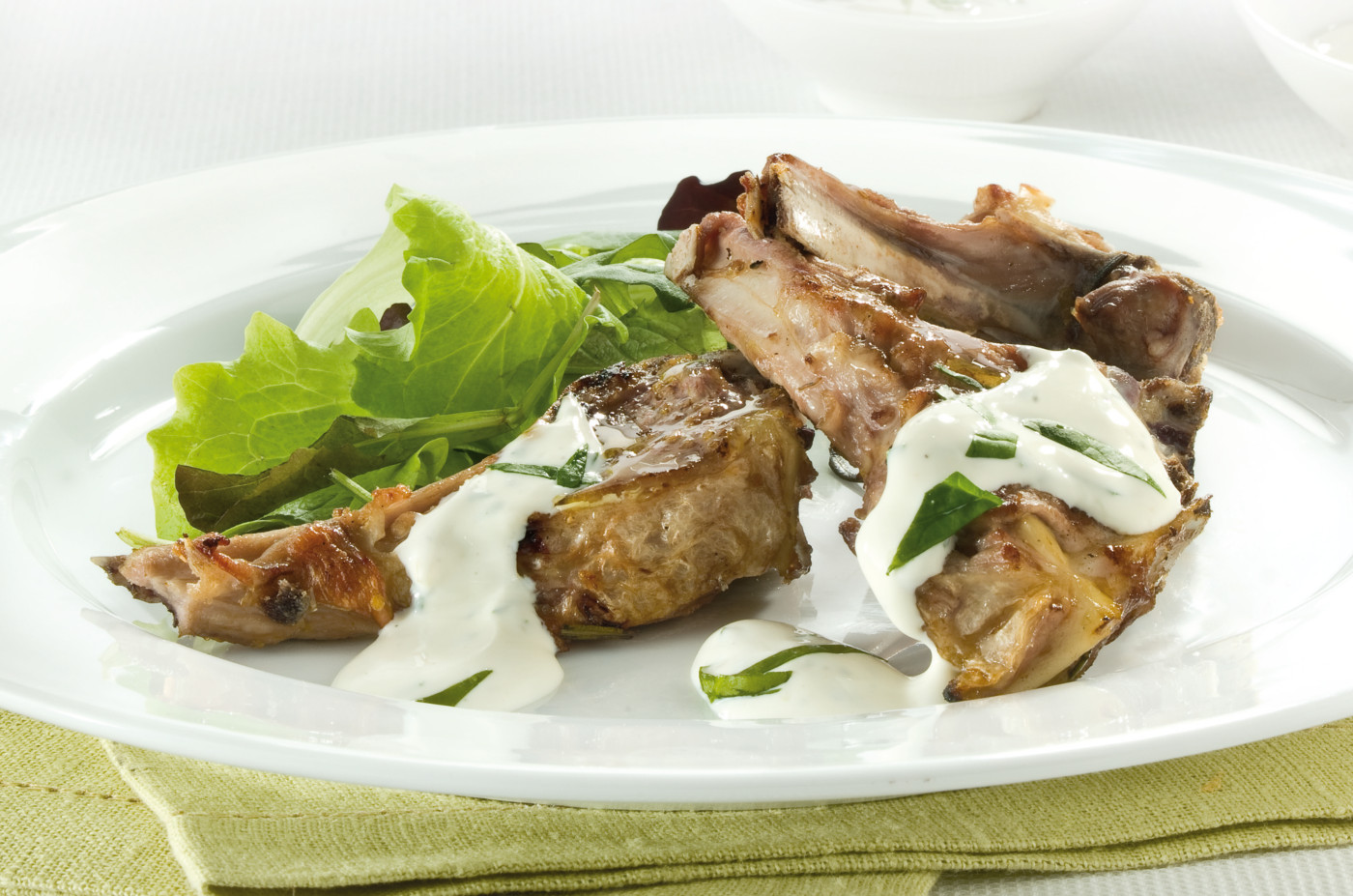 Costoline di agnello con salsa di panna al crescione