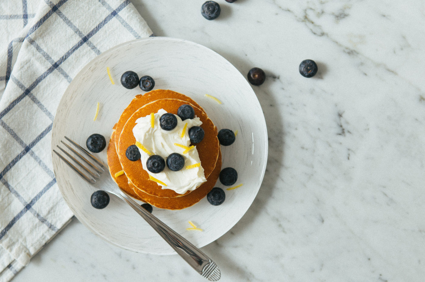 Pancakes al mascarpone con mirtilli e limone grattugiato