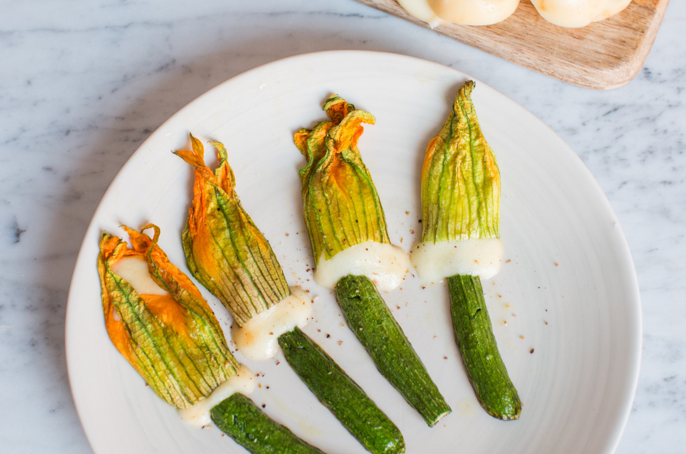 Fiori di zucca ripieni di scamorza affumicata