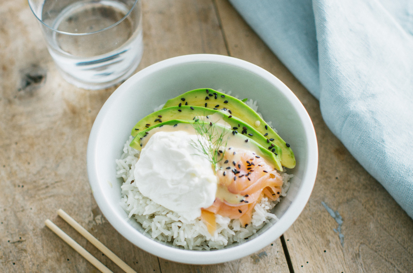 Basmati bowl con salmone, avocado e salsa tahini e yogurt