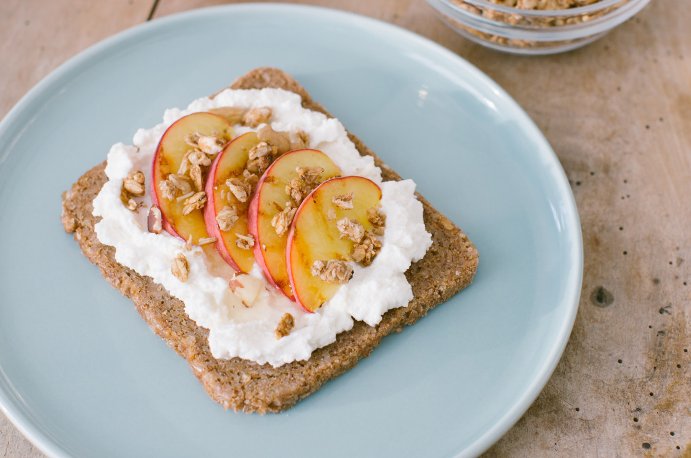 Breakfast toast con ricotta, pesche arrostite al miele e granola