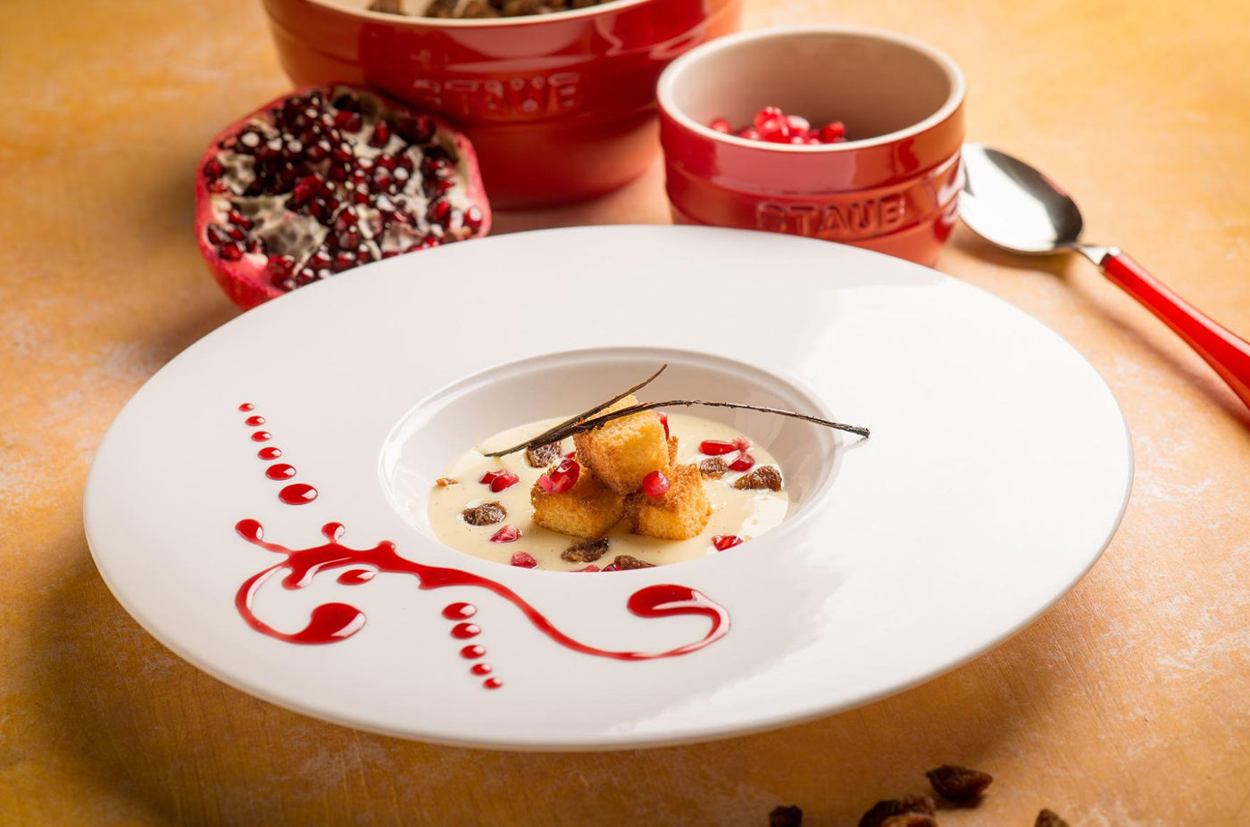 Pandoro su crema Chantilly, melograno e uvetta