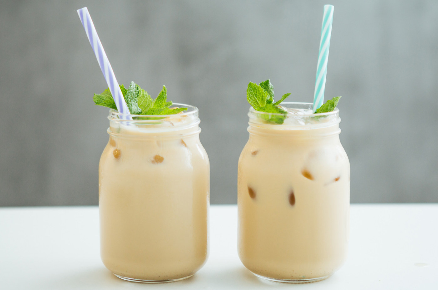 Iced coffee con menta fresca