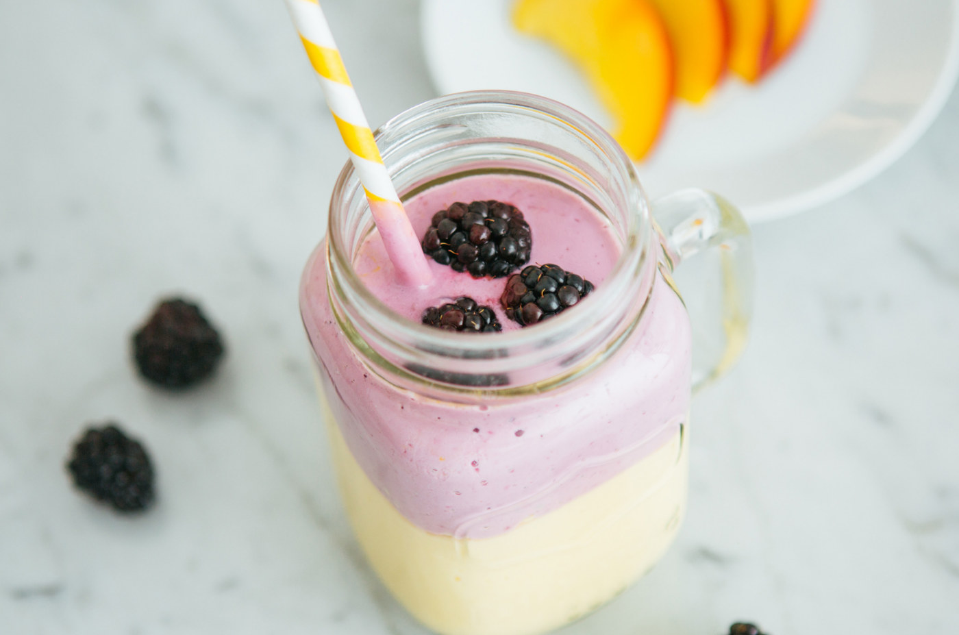 Milkshake bicolore con mango e more