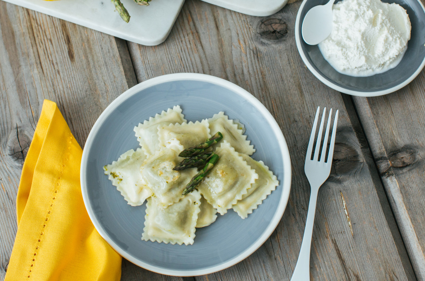 Ravioli ricotta, asparagi e limone