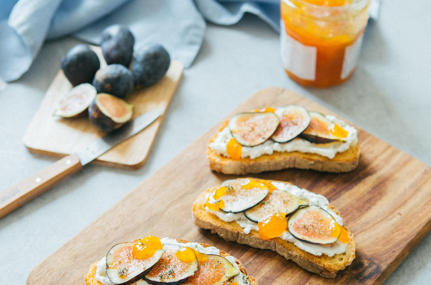 Bruschette con ricotta, fichi, marmellata e timo fresco