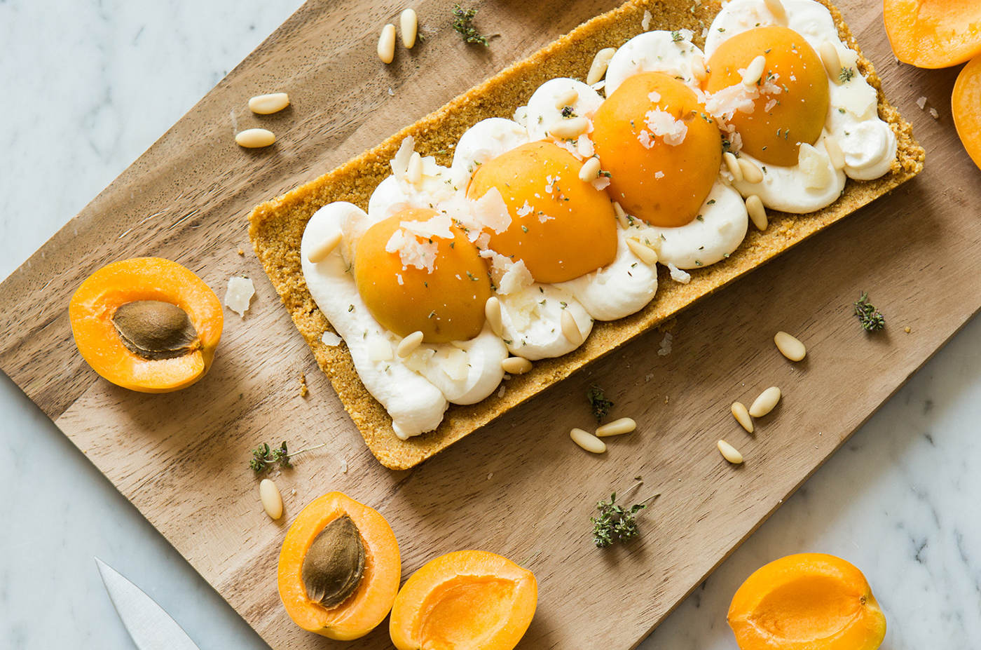 Crostata di ricotta con albicocche e pinoli