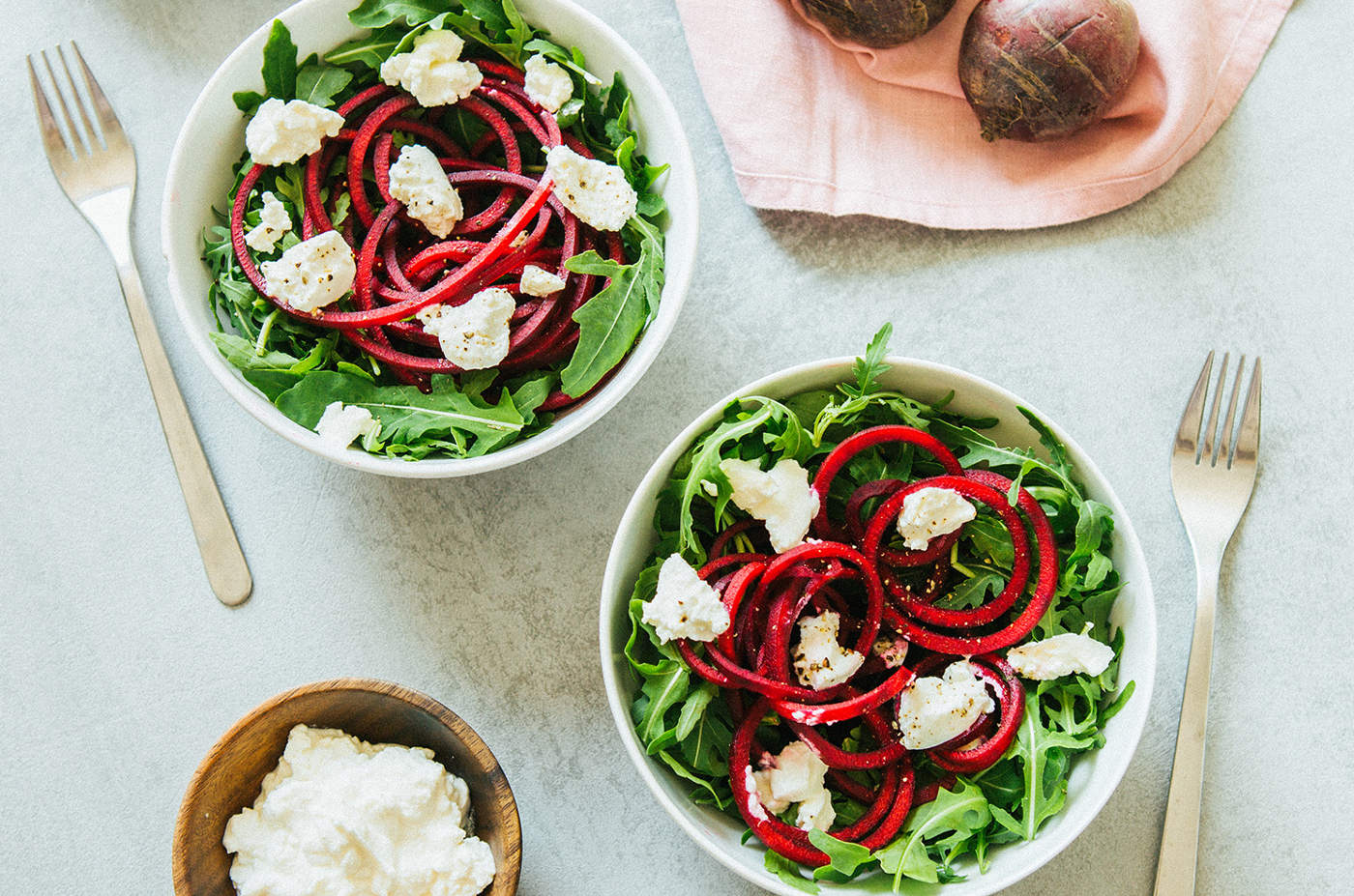 Noodles di rapa rossa con rucola e ricotta Oggi Puoi