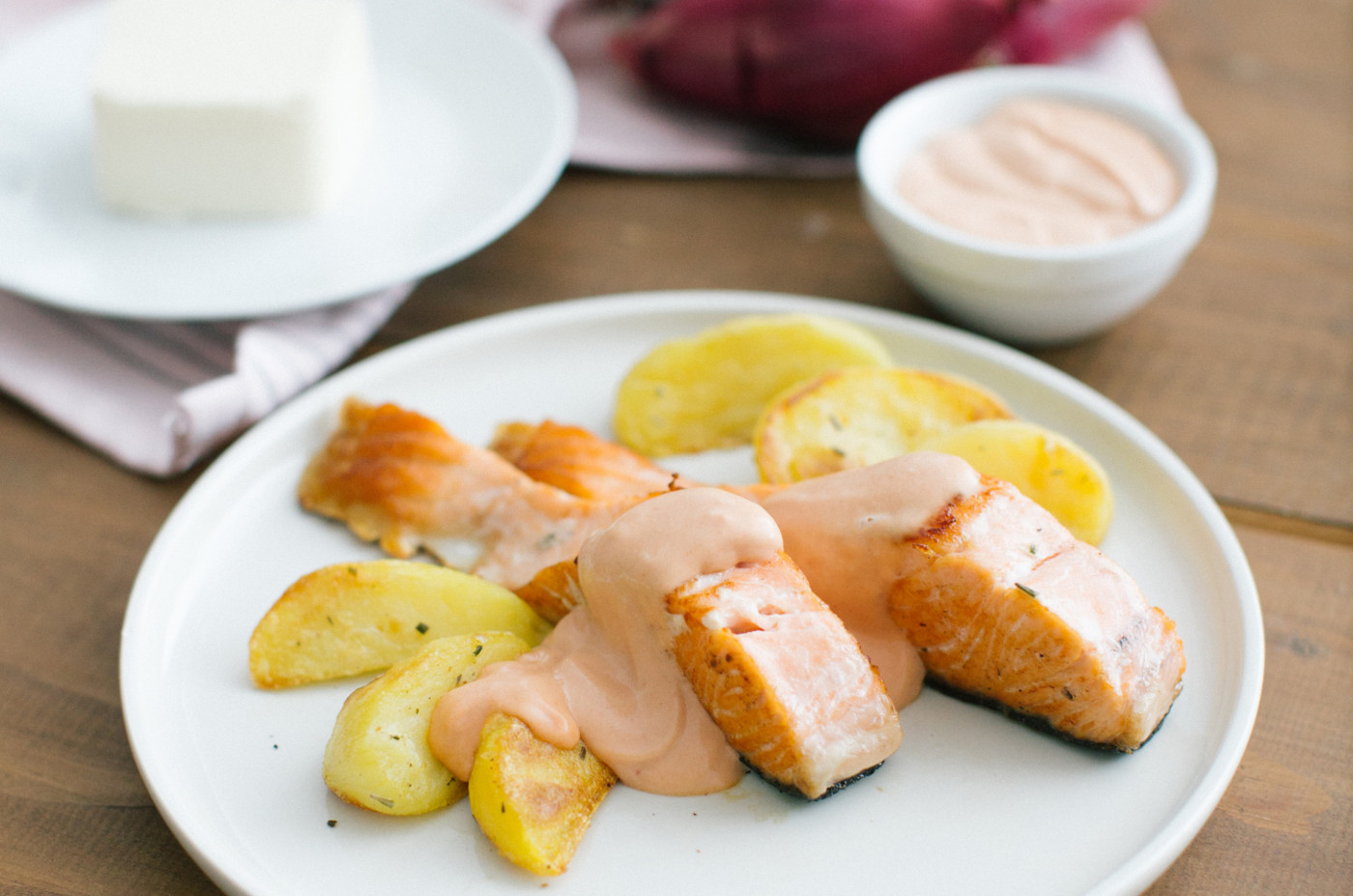 Salmone con salsa choron e patate all'aglio al forno