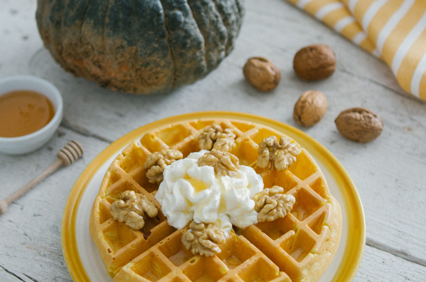 Waffle alla zucca con panna montata, noci e miele