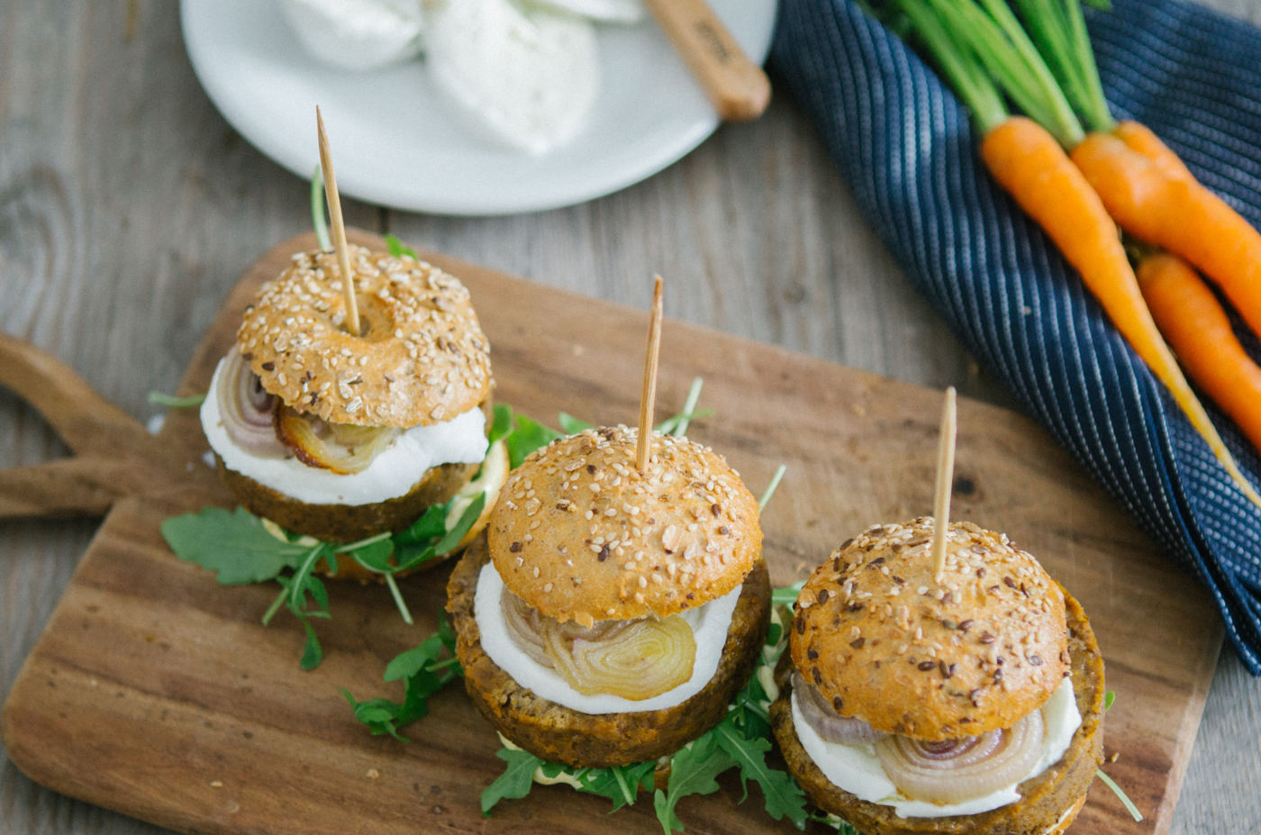 Burger di carote, lenticchie e mozzarella con maionese al curry e cipolle arrostite