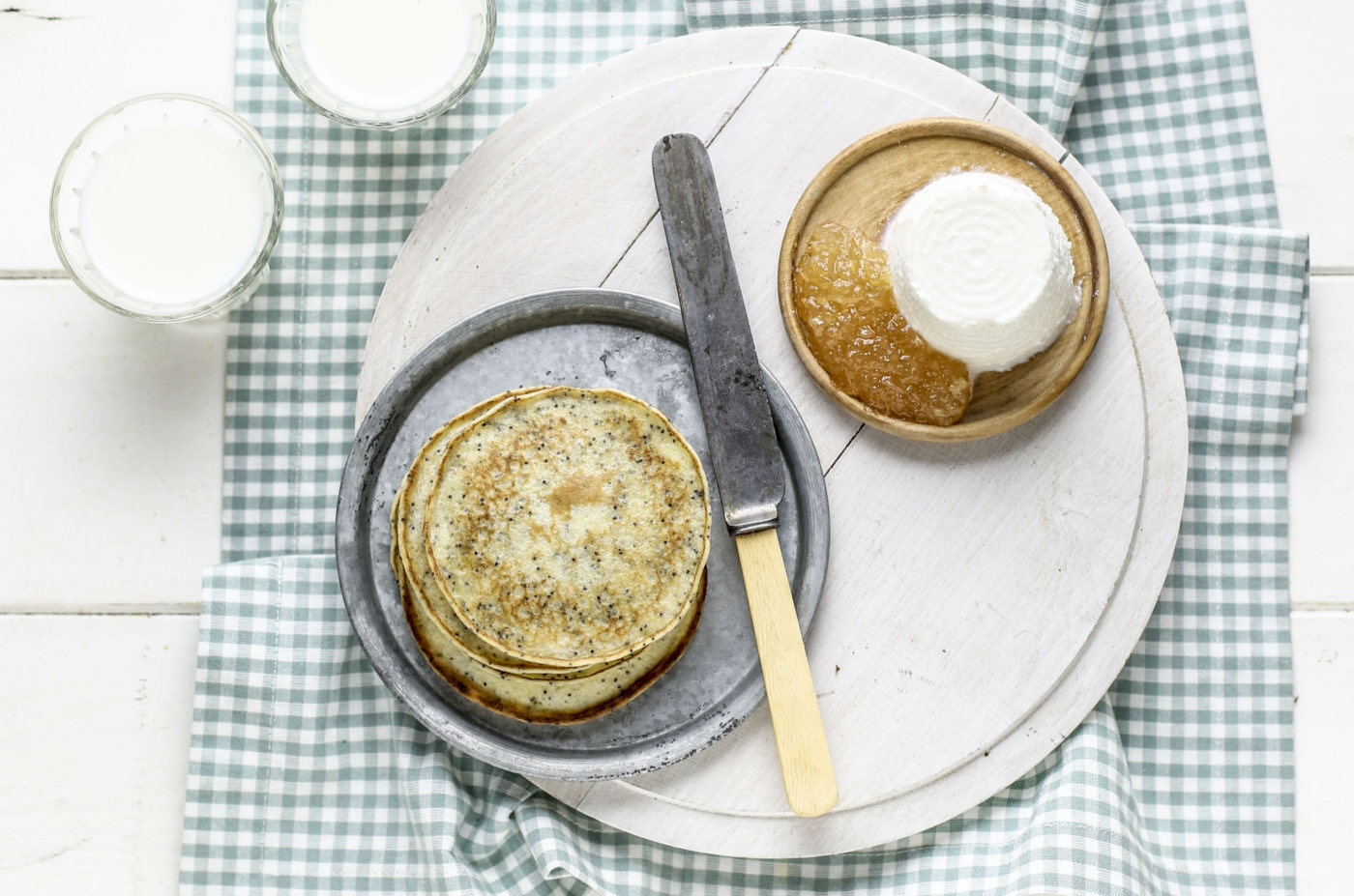 Pancakes con semi di papavero, marmellata e ricotta