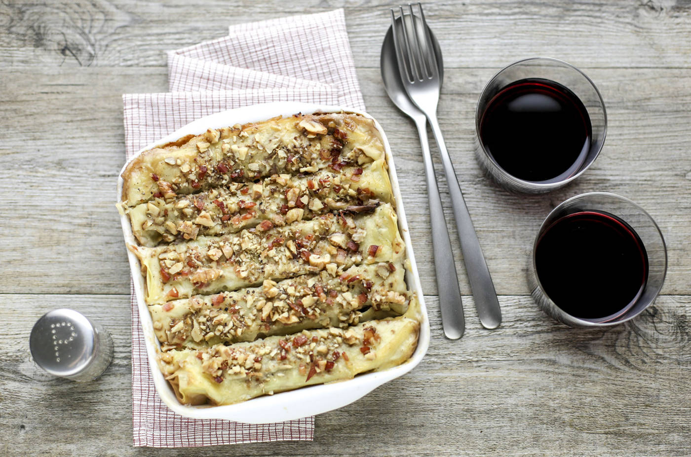 Cannelloni delicati con radicchio rosso, noci e ricotta
