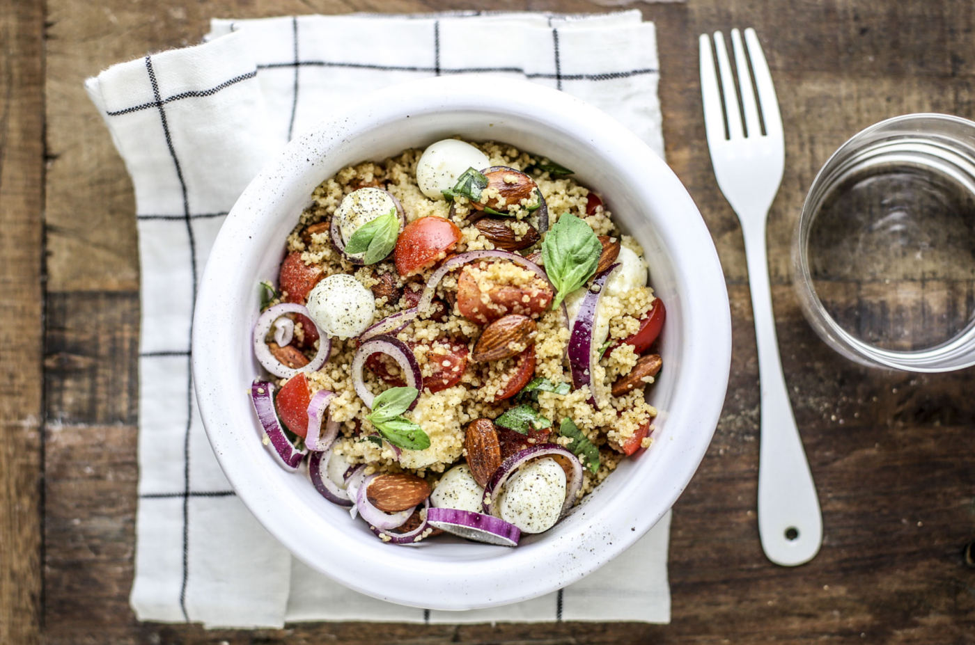 Couscus integrale con pomodorini, mandorle tostate e bocconcini