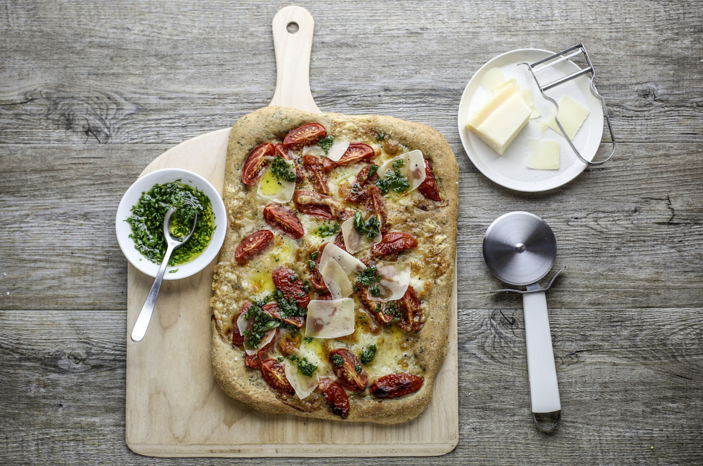 Pizza leggera con pomodorini, mandorle e scaglie di formaggio