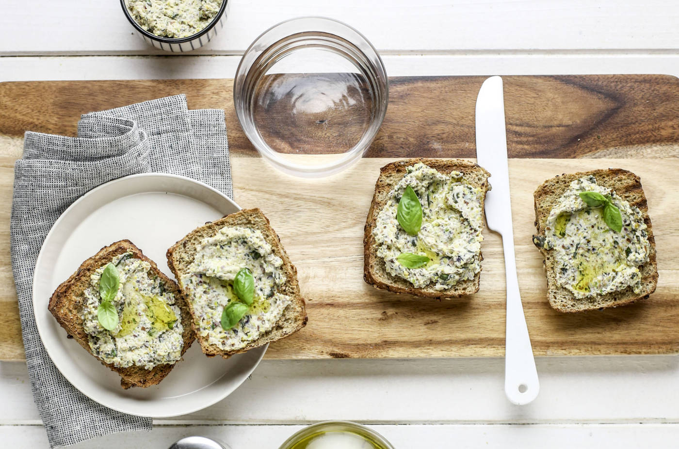 Crostoni con pesto di basilico, capperi e ricotta