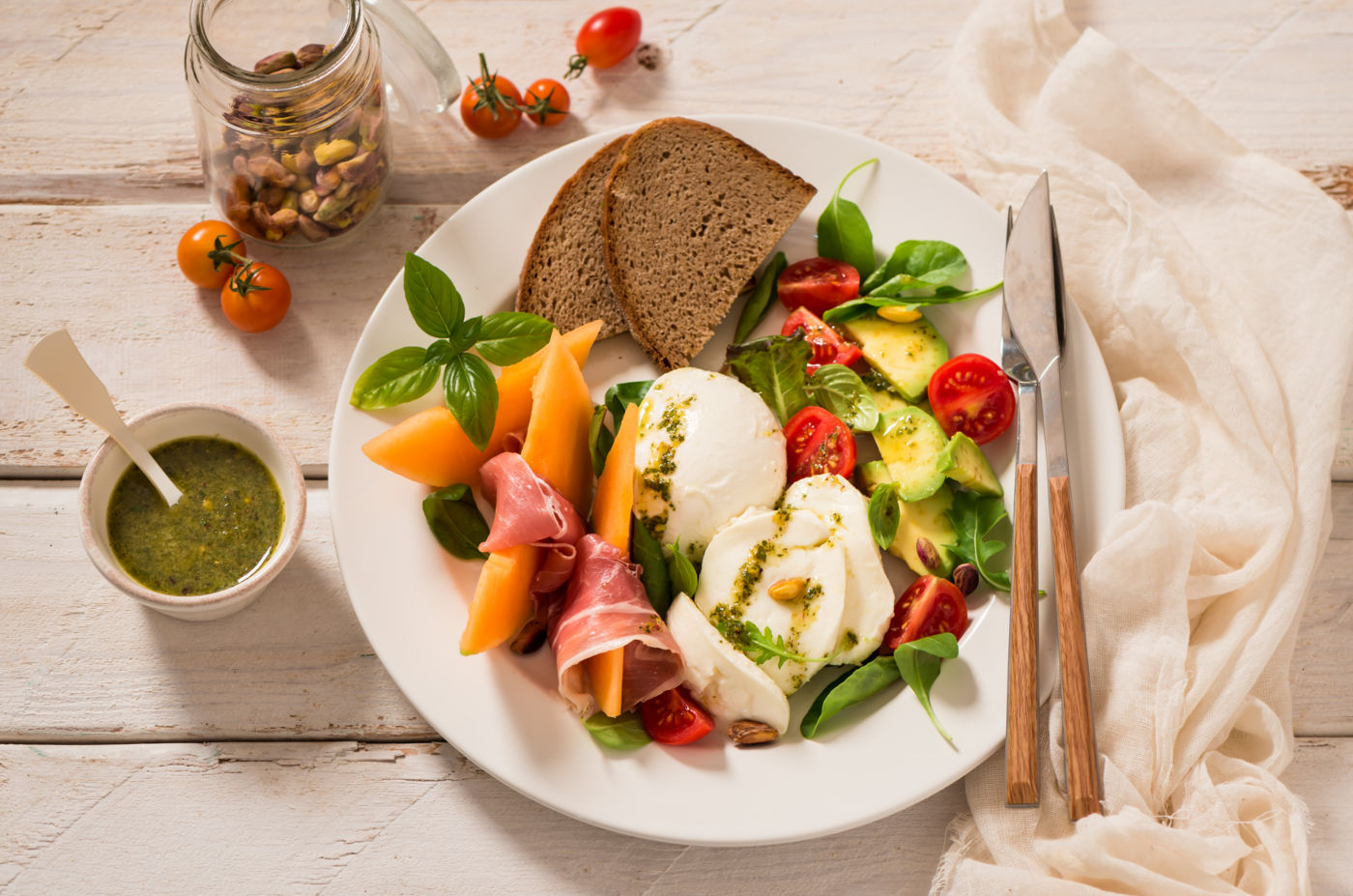 Insalata con melone, pesto leggero di pistacchi e mozzarella bio
