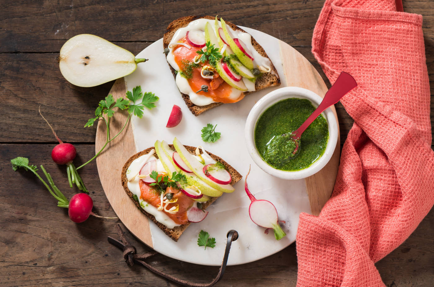Bruschetta di pane di segale con salmone, pere e stracchino bio