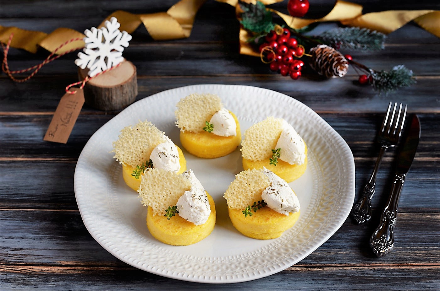 Sformatini di polenta con quenelle di ricotta 