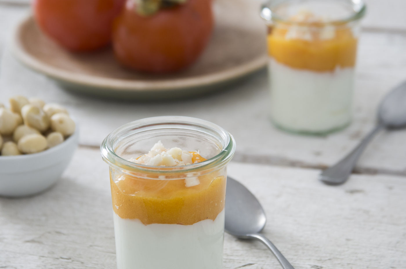 Mousse di noci di macadamia con cachi
