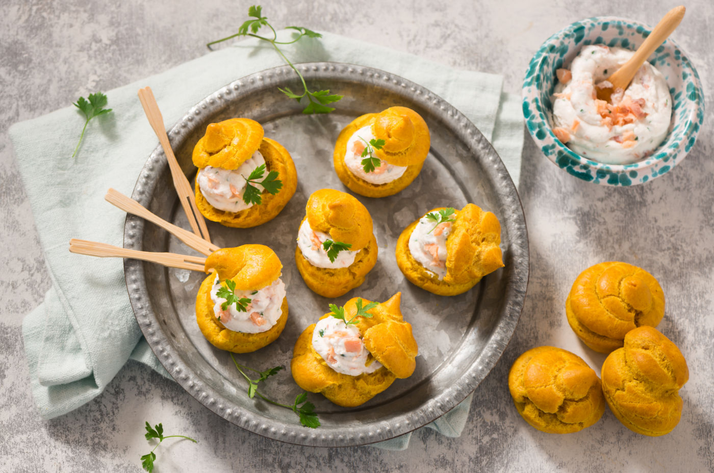 Bignè alla curcuma ripieni di trota affumicata e mousse di ricotta bio