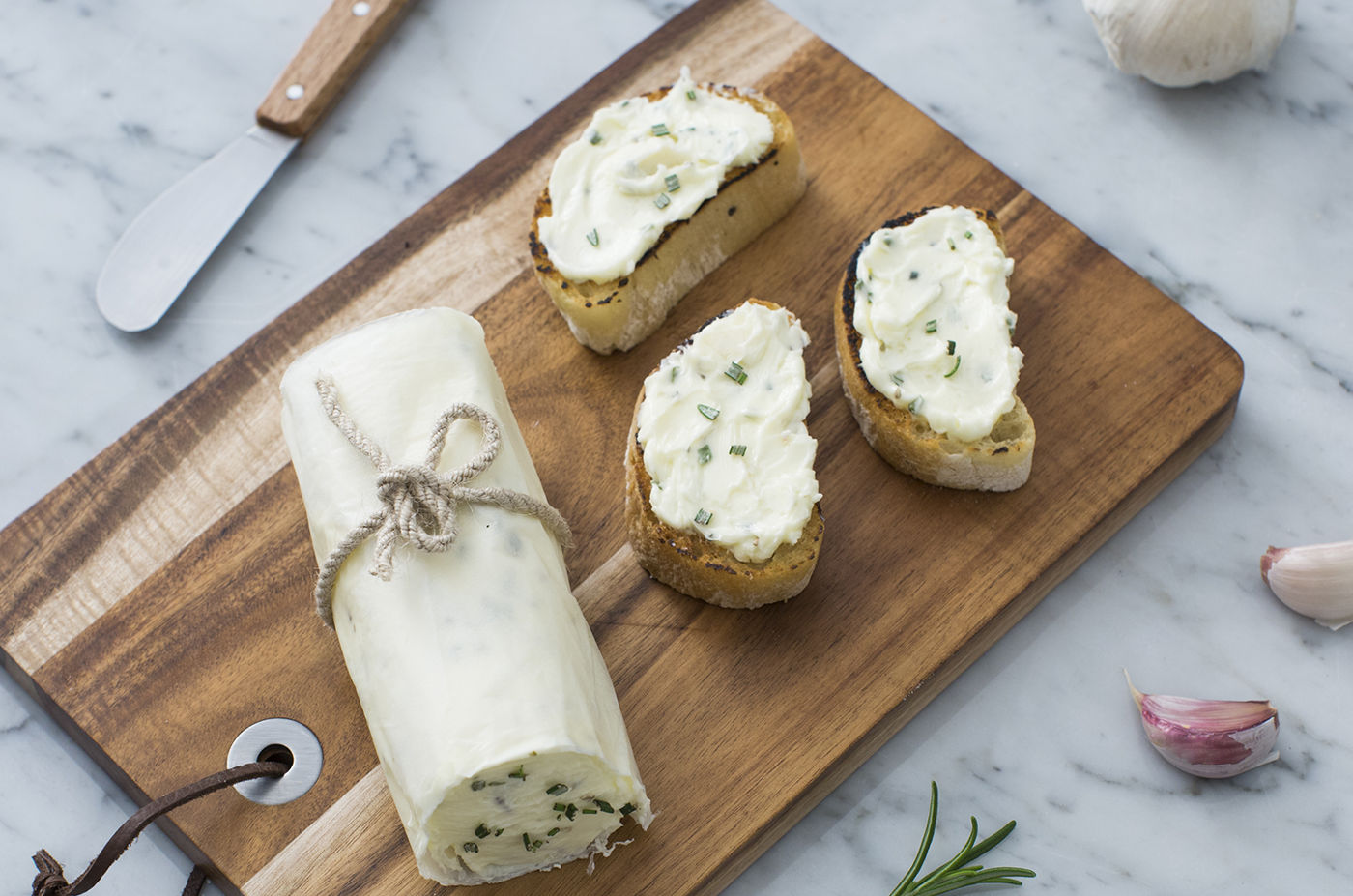 Burro aromatizzato alle erbe con crostini di pane