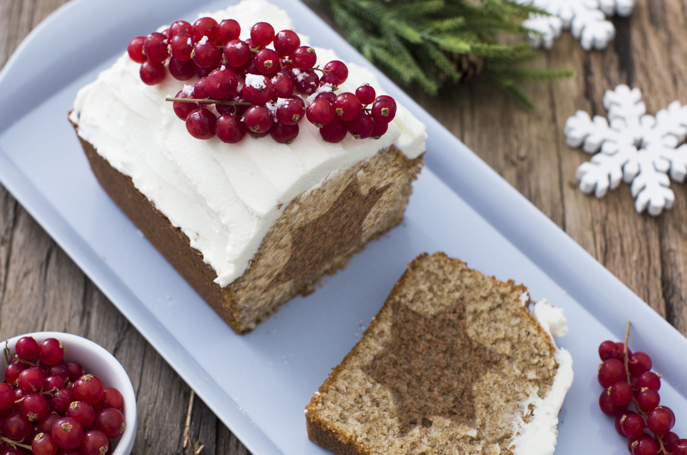 Plum cake con stella a sorpresa ricoperto di crema al mascarpone e ribes