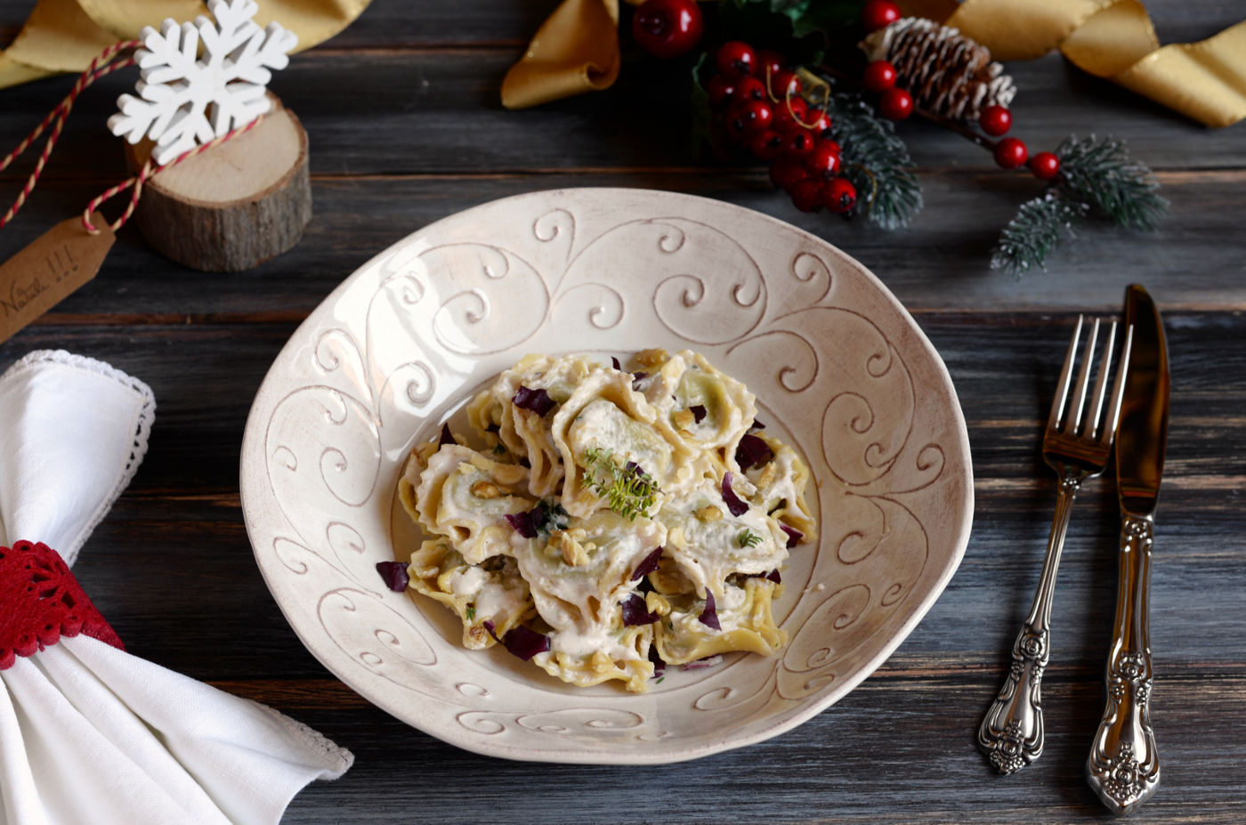 Tortelloni con crema di noci e radicchio rosso
