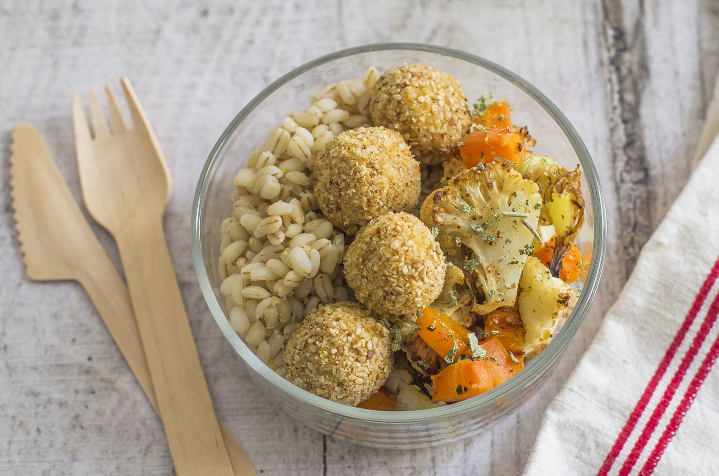 Insalata d'orzo con verdure al forno e polpette di ricotta