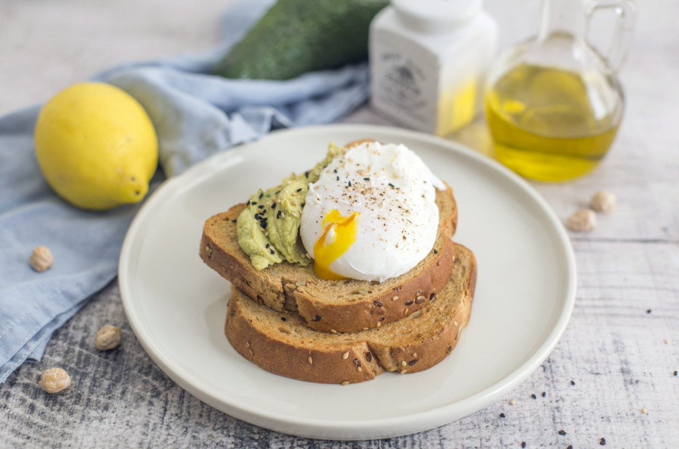 Toast con hummus di avocado e uova in camicia
