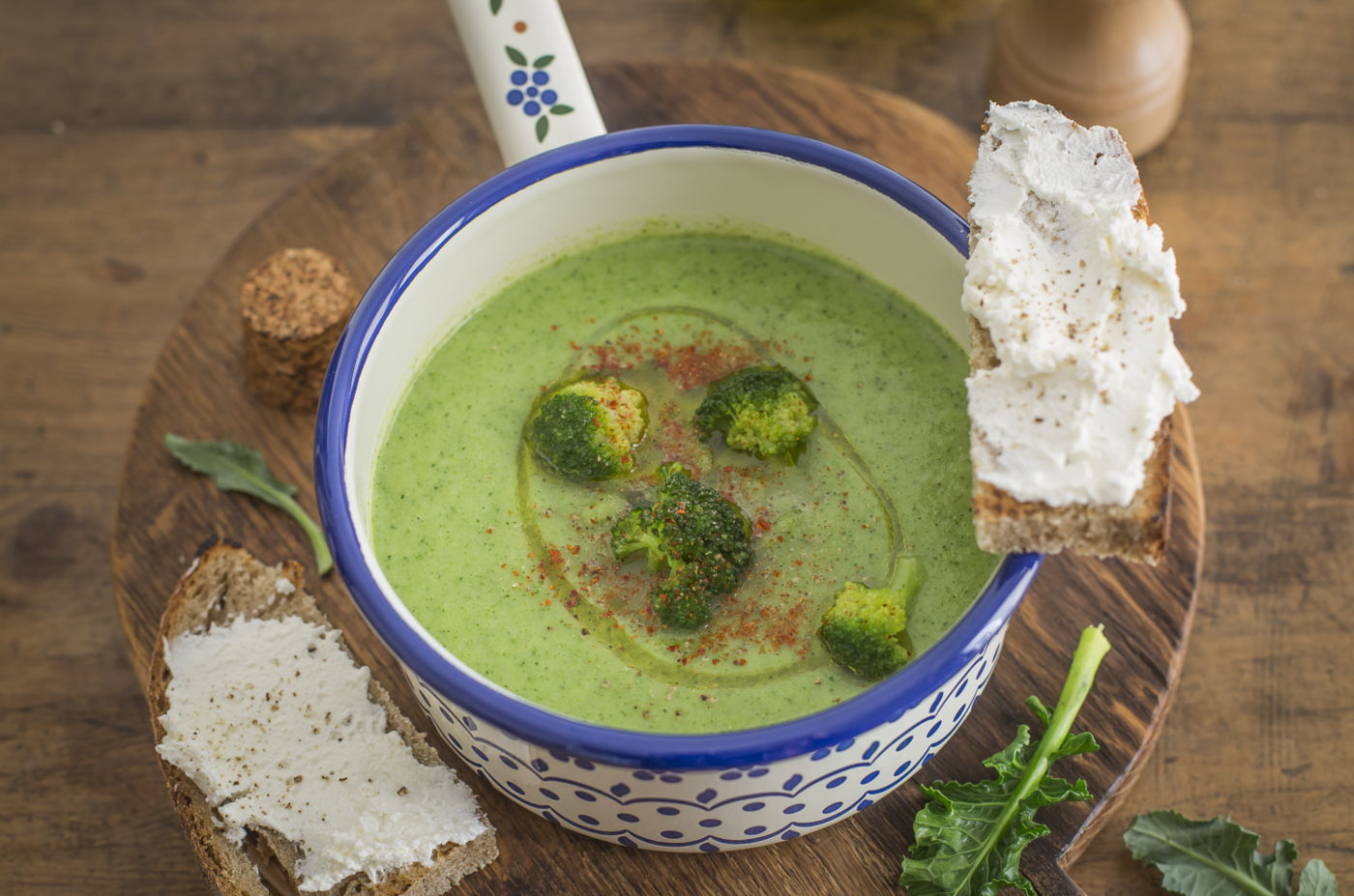 Vellutata di broccoli con crostini e ricotta