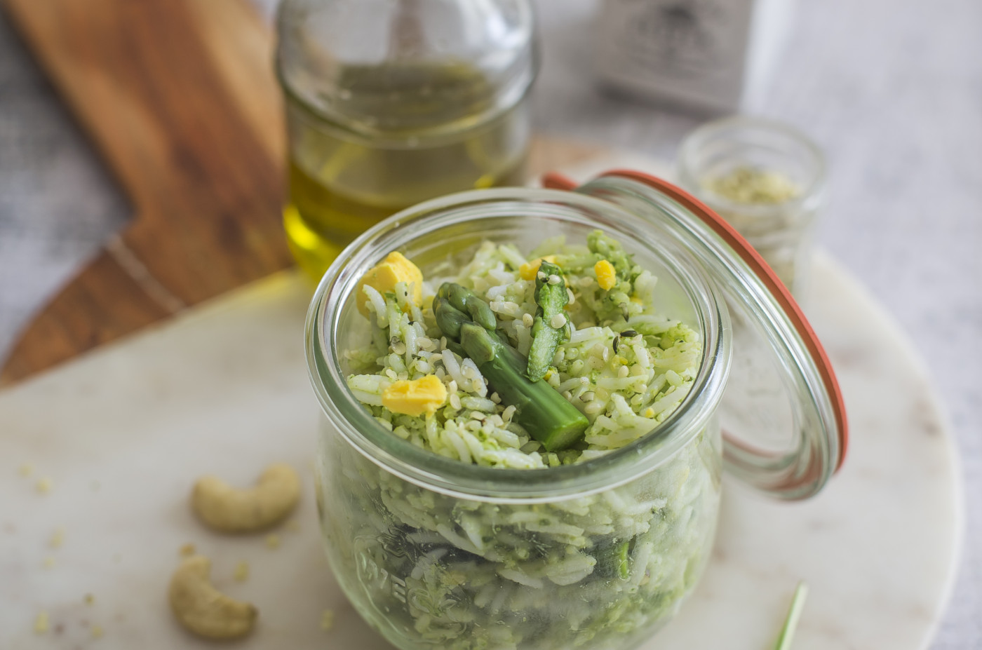 Insalata di riso, uova sode, asparagi e semi di canapa