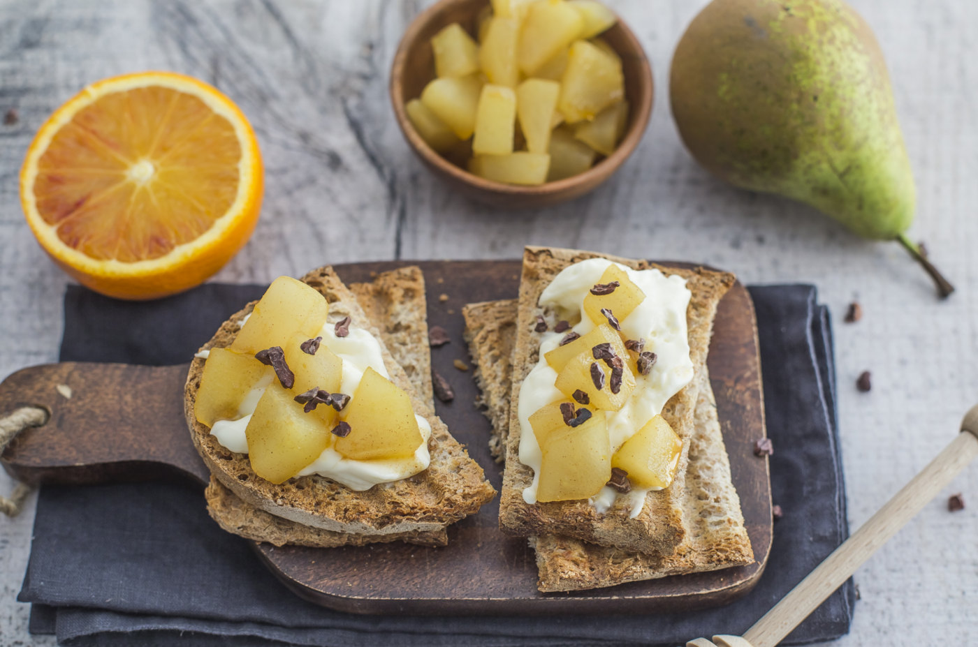 Toast con stracchino, agrumi, pere caramellate e fave di cacao