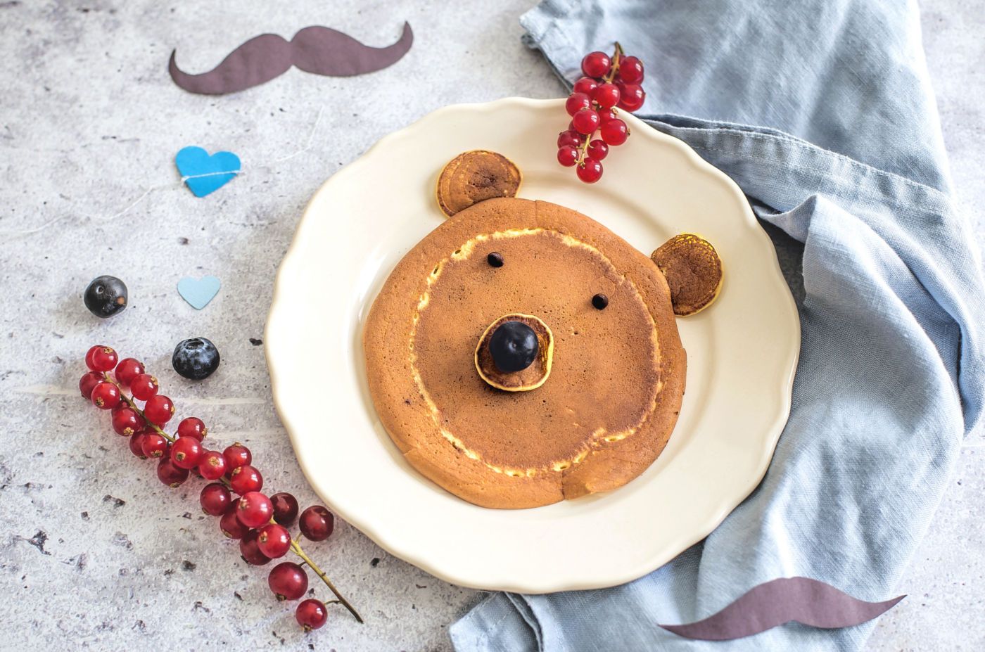 Pancakes con mele e gocce di cioccolato