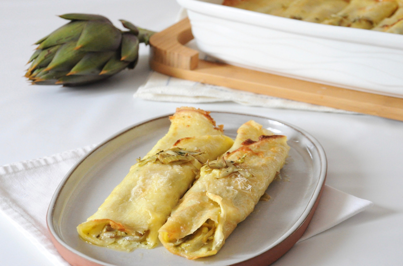 Crespelle bianche con carciofi, panna e scamorza