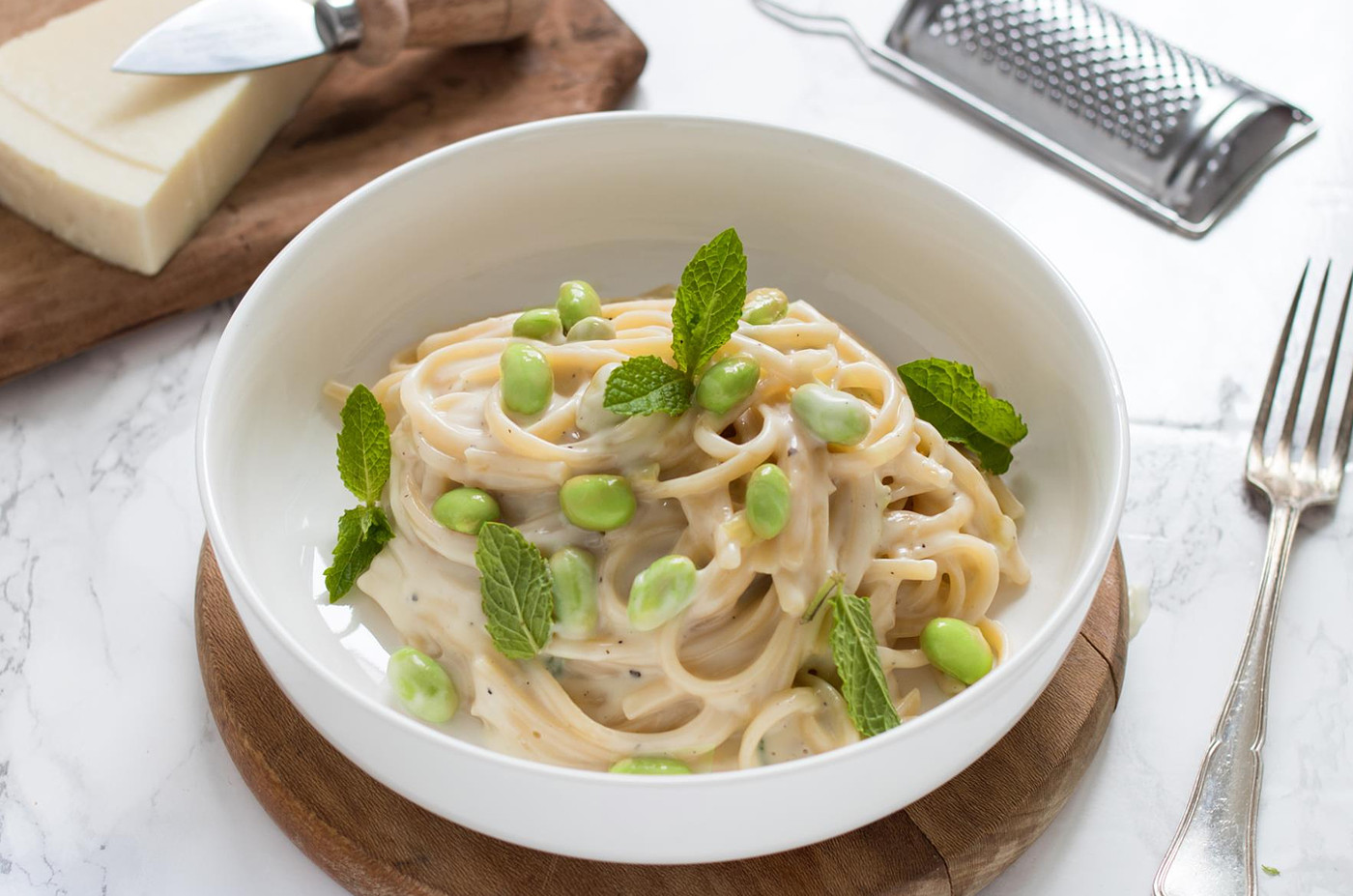 Linguine con crema di pecorino, fagioli edamame, menta