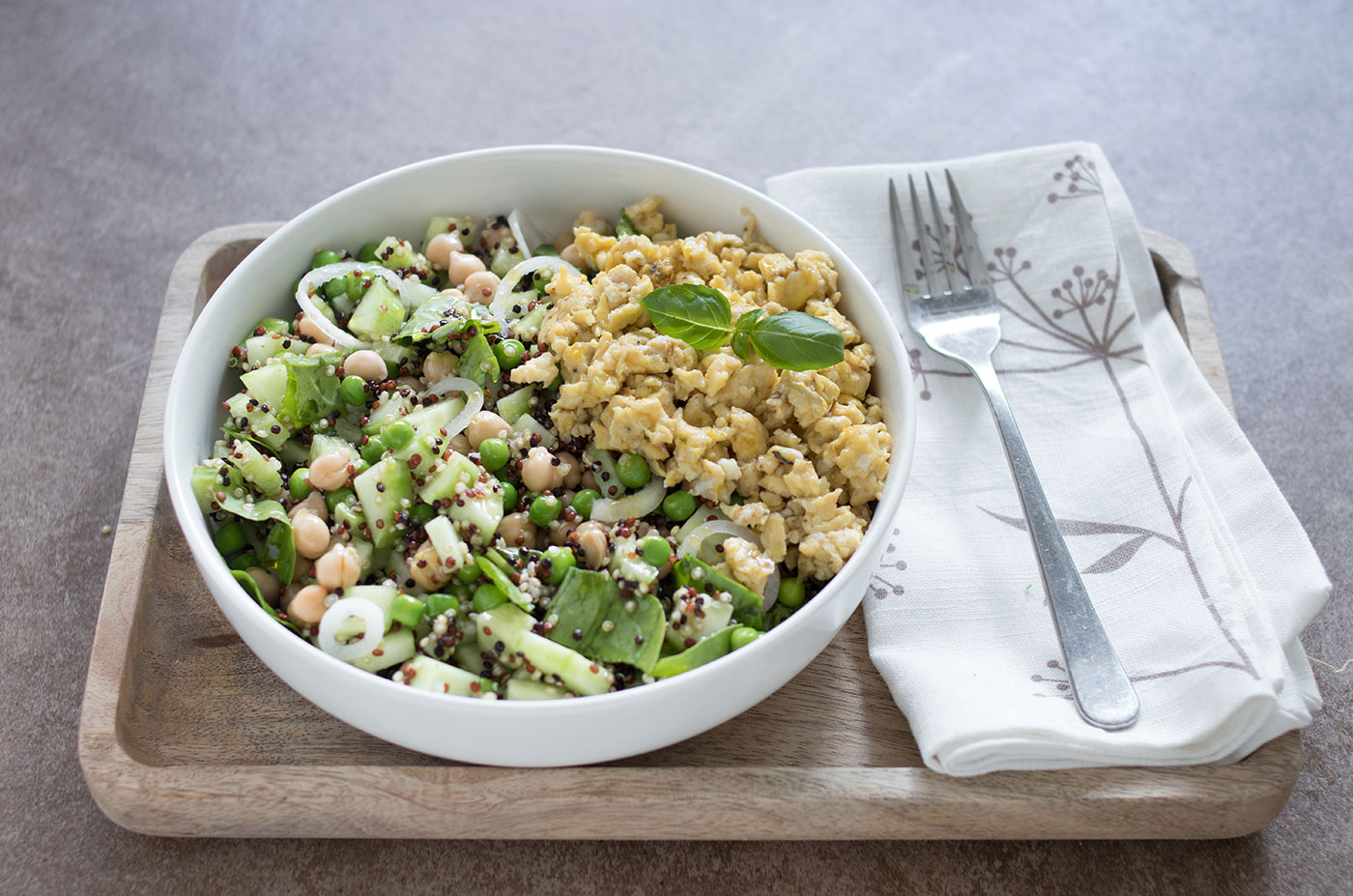 Quinoa tricolore con uova strapazzate all’origano