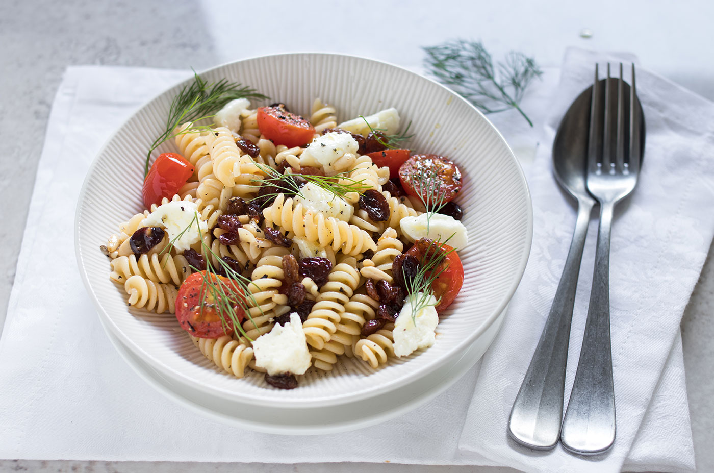 Fusilli con mozzarella, uvetta e pinoli