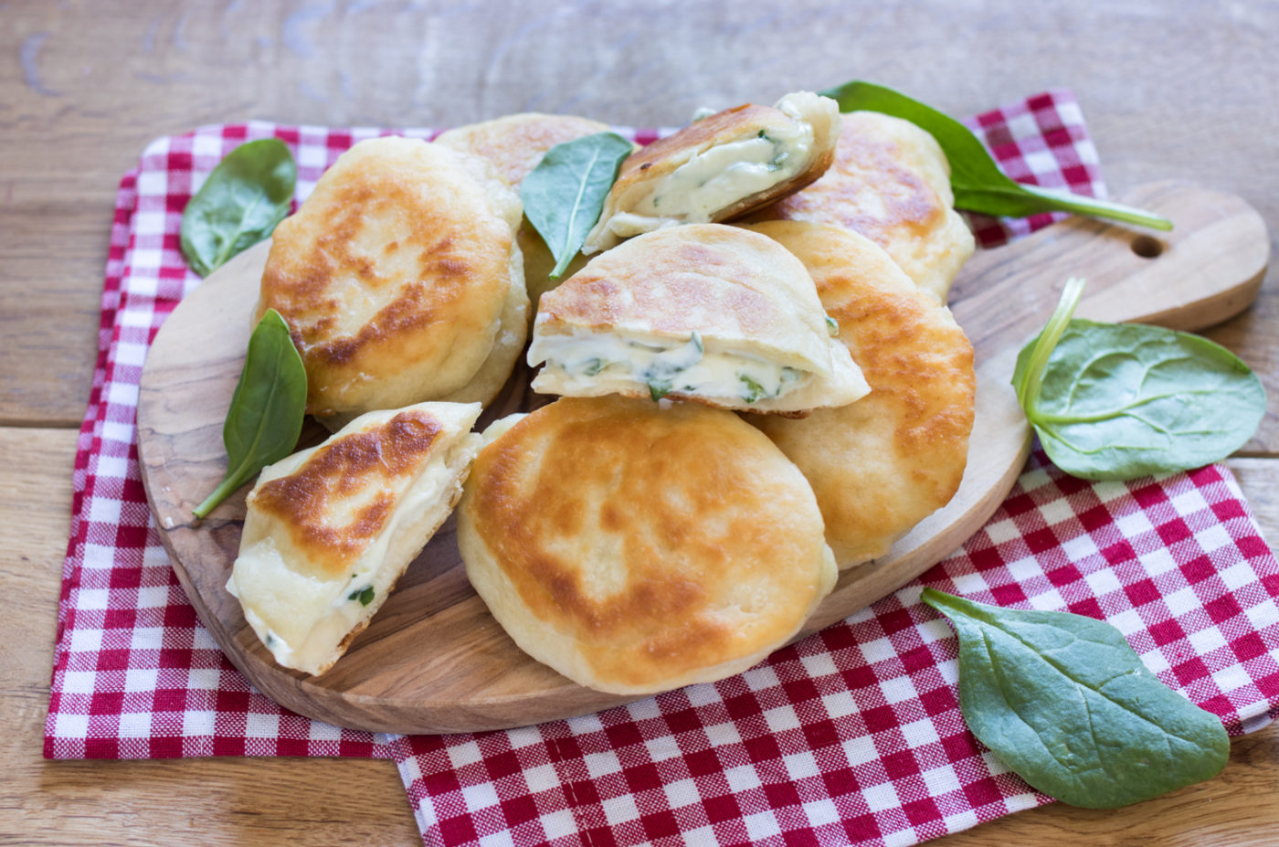 Focaccine con stracchino e spinaci