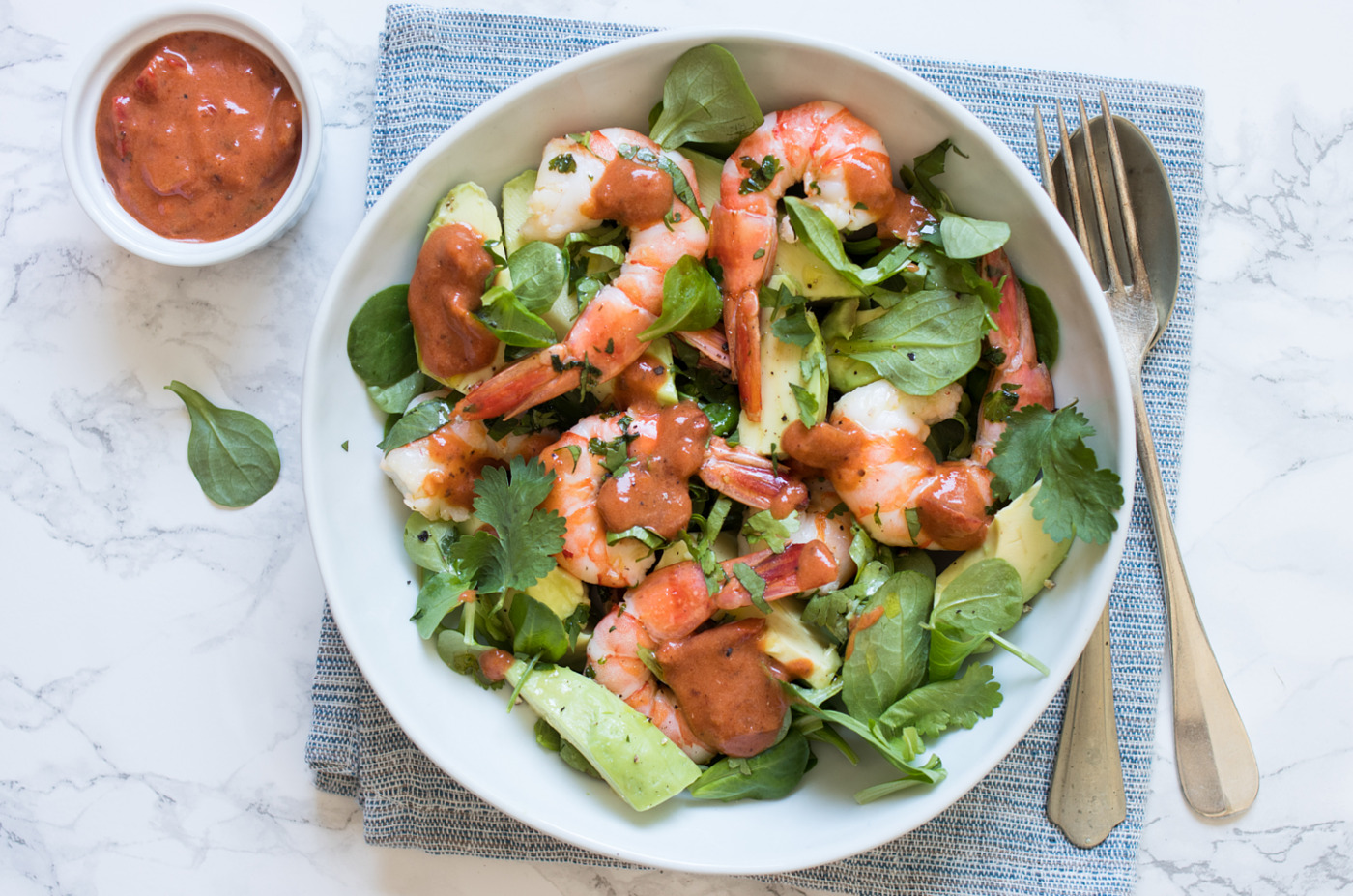 Insalata di gamberi, avocado e salsa chili