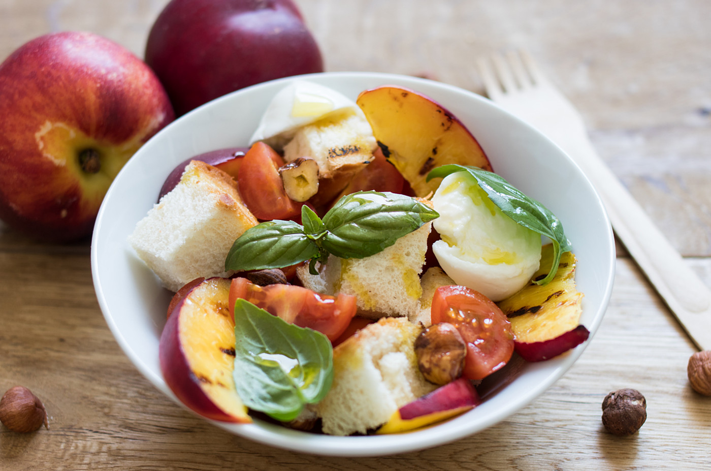 Panzanella mediterranea alle pesche
