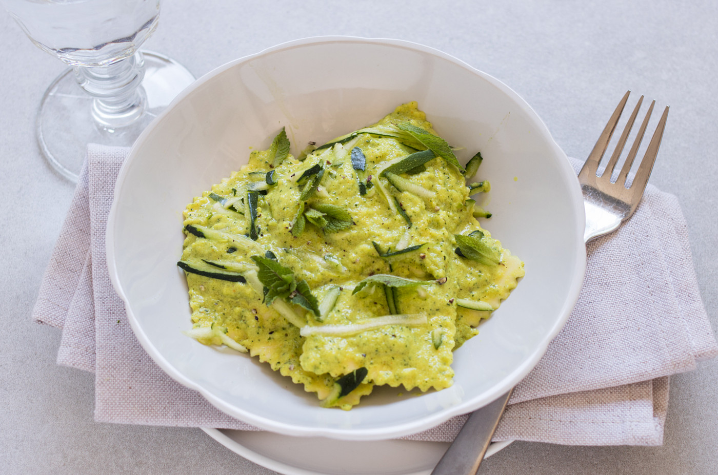 Ravioli al pesto di zucchine, stracchino e curry