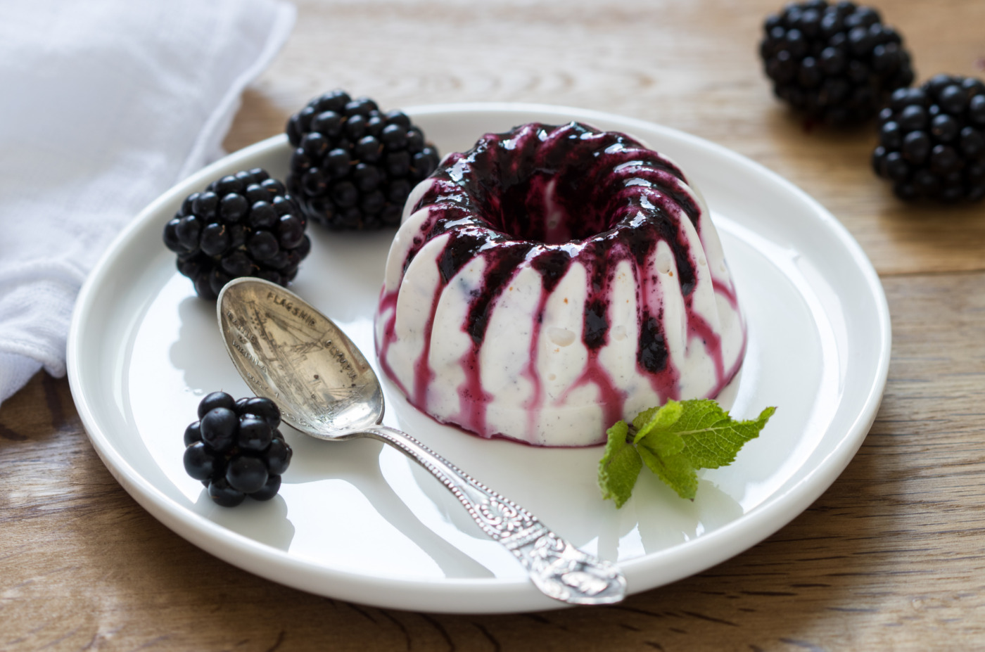 Sformatini di ricotta e more