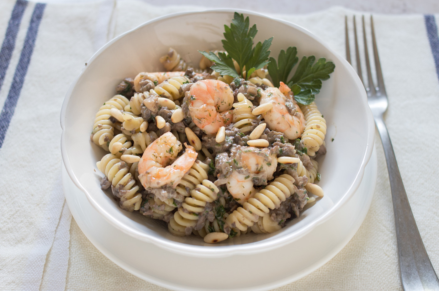 Fusilli al pesto di funghi e gamberi