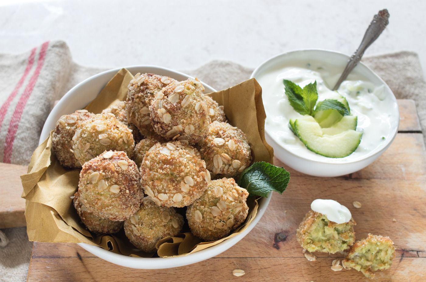 Polpette di zucchina e salsa tzatziki