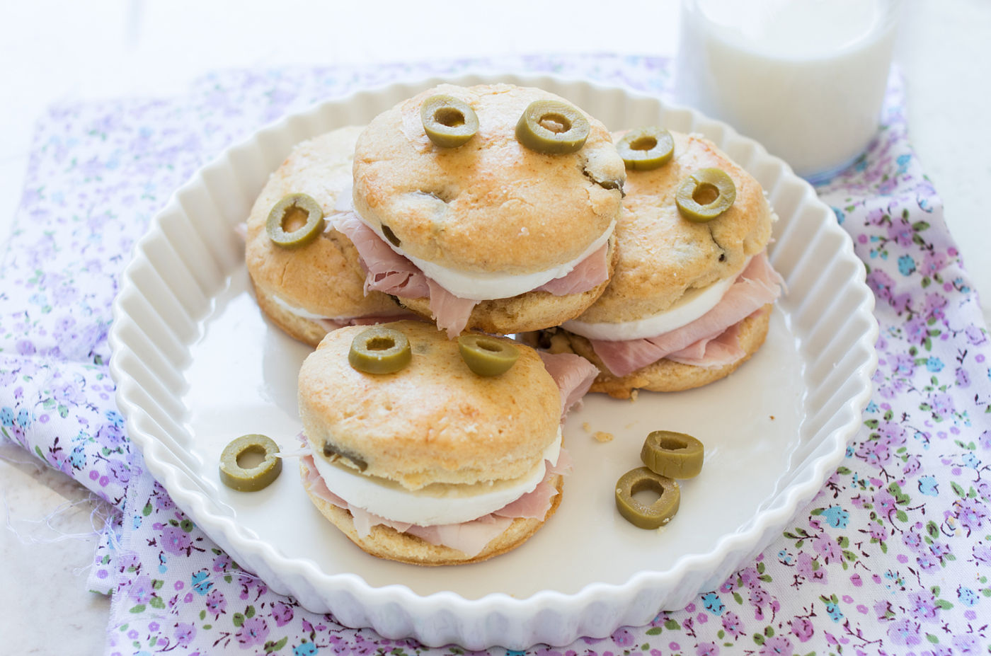 Scones alle olive con cotto e mozzarella