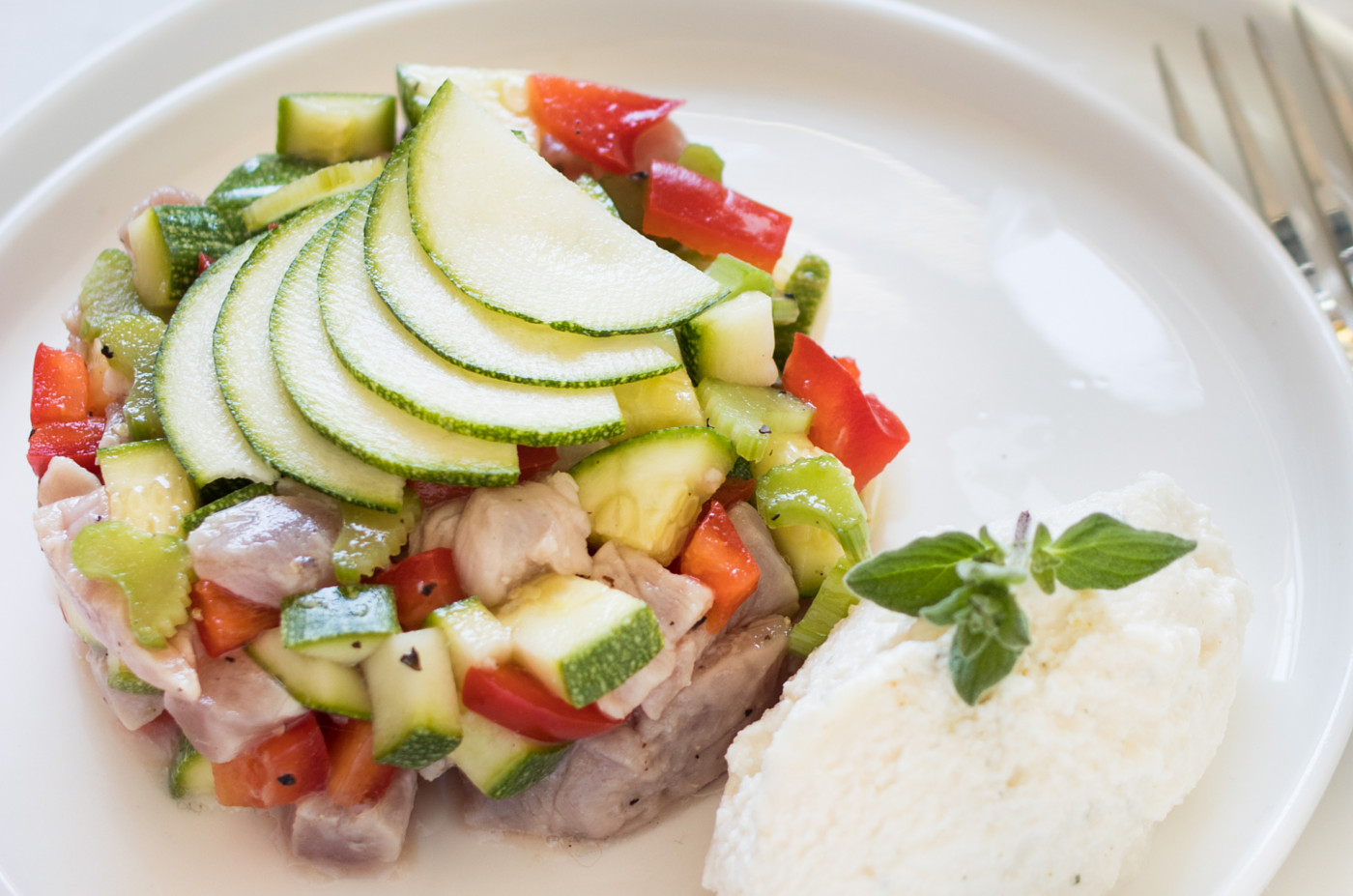 Tartare colorata al tonno e quenelle di ricotta